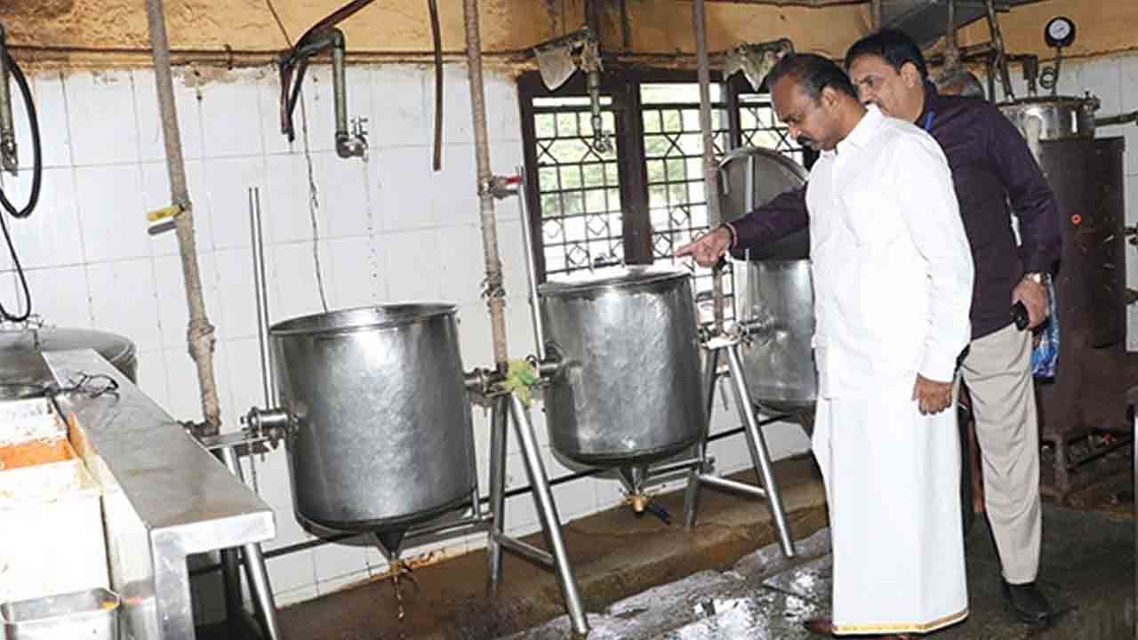 TTD EO | తిరుమలలో ఆహార భద్రత నిబంధనలను ఉల్లంఘించే హోటళ్లపై కఠిన చర్యలు : టీటీడీ ఈవో