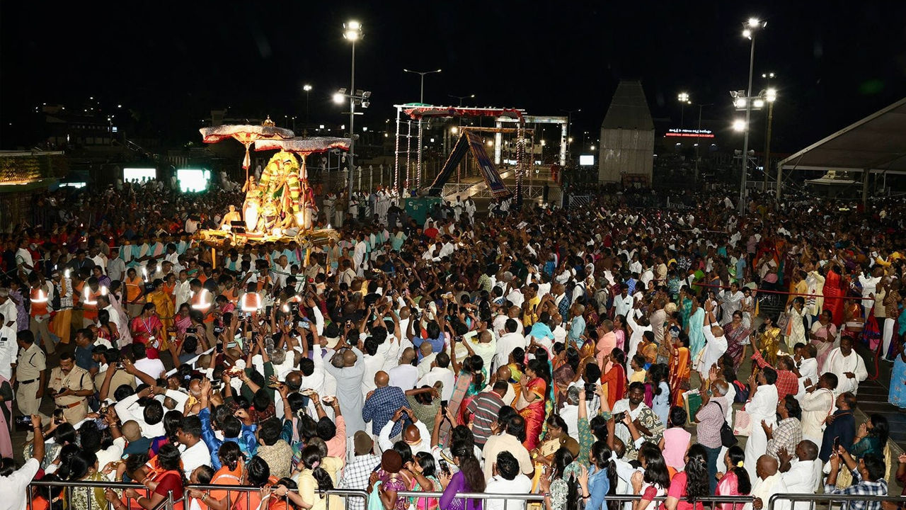 Garuda Seva | తిరుమల శ్రీవారి ఆలయంలో ఘనంగా పౌర్ణమి గరుడ సేవ