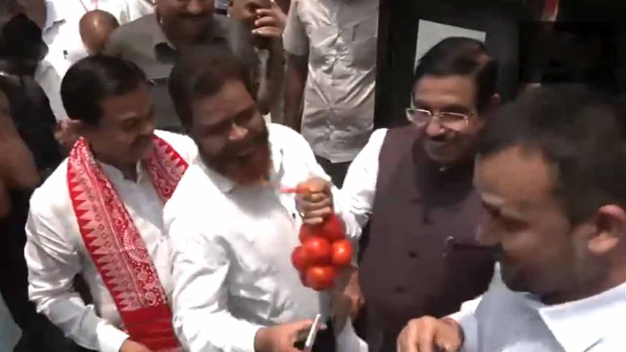 Tomatoe sales | ఢిల్లీలో రూ.100 దాటిన కిలో టమాటా.. NCCF వ్యాన్‌ల ద్వారా రూ.60కి అమ్మకం.. Video