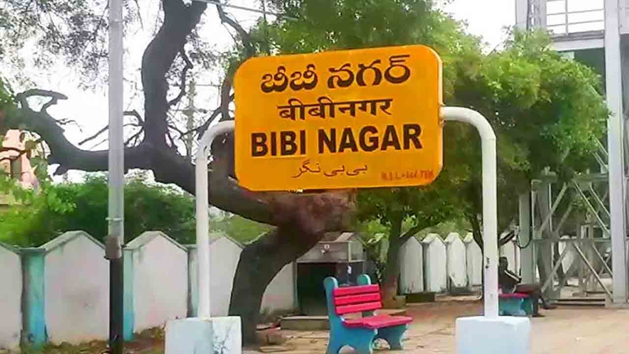 Train tragedy | బీబీనగర్‌లో వృద్ధుడిని ఢీకొట్టిన రైలు.. ఘట్‌కేసర్‌ వరకు రైలుకు వేలాడిన మృతదేహం..!