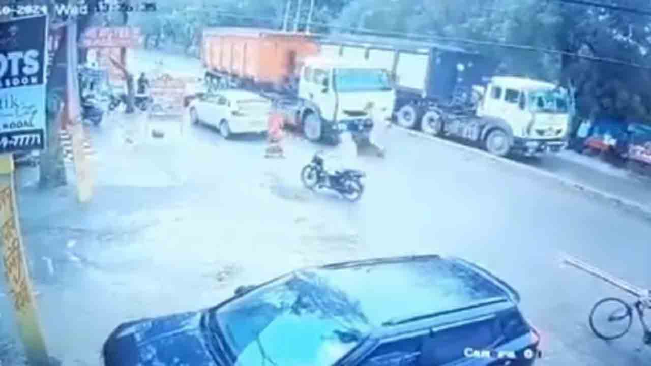 Watch: ఓవర్‌ లోడ్ లారీని ఆపేందుకు పోలీస్‌ యత్నం.. తర్వాత ఏం జరిగిందంటే?