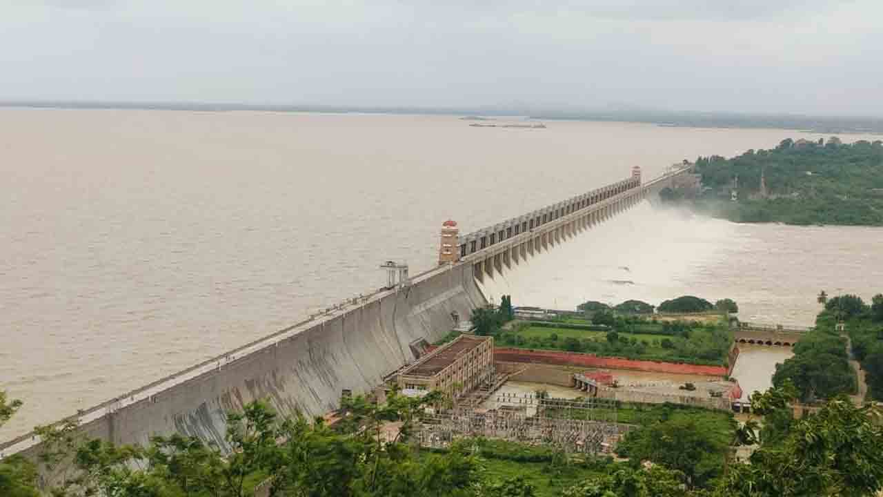 టీబీ డ్యాంకు లక్ష క్యూసెక్కుల ఇన్‌ఫ్లో