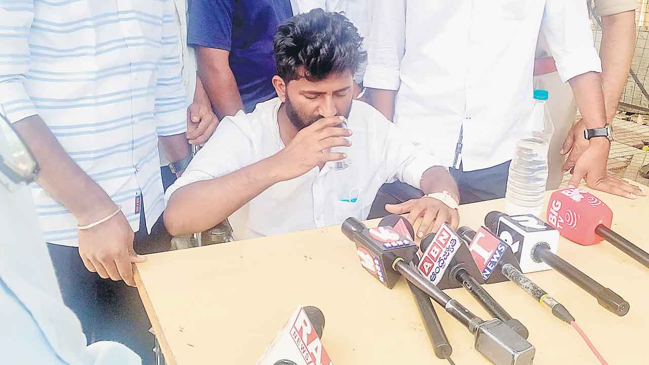 స్వచ్ఛందంగా దీక్ష విరమిస్తున్నా