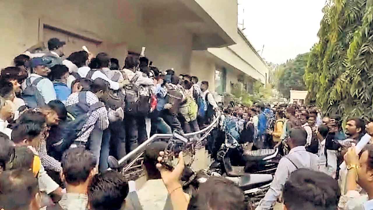 Gujarat | గుజరాత్ మాడల్ అంటే గిదేనా?.. ప్రైవేటు కంపెనీ ఇంటర్వ్యూకు పోటెత్తిన నిరుద్యోగులు