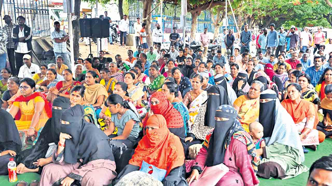 2 BHK Homes | ఈ డబుల్‌లో ఎట్లుండాలి ?.. సర్కారుపై డబుల్‌ బెడ్రూం ఇండ్ల లబ్ధిదారుల ఆగ్రహం