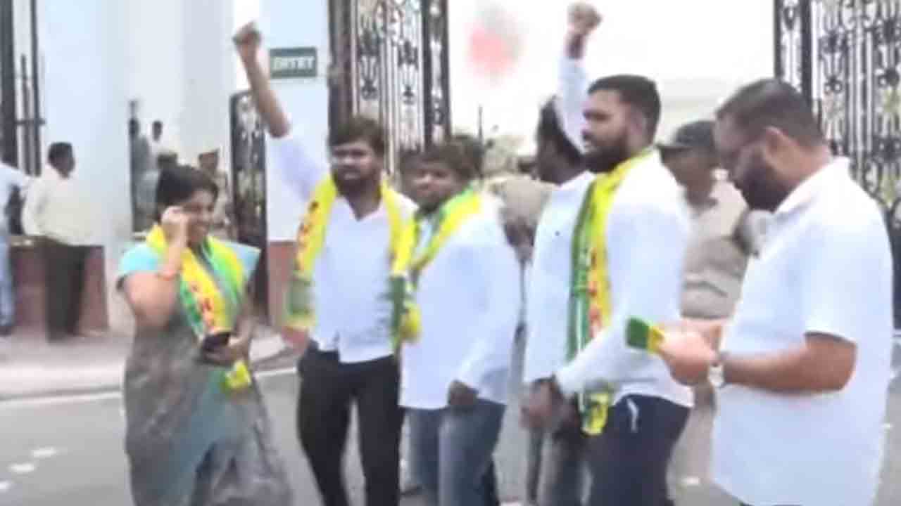 VRP | తెలంగాణ స‌చివాల‌యం ముందు విద్యార్థుల రాజ‌కీయ పార్టీ ఆందోళ‌న‌