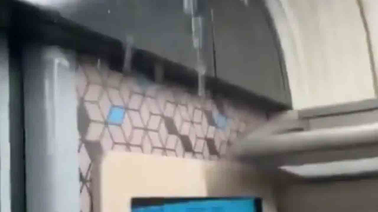 Watch: వందే భారత్ రైలు రూఫ్‌ నుంచి కారిన నీరు.. వీడియో వైరల్‌