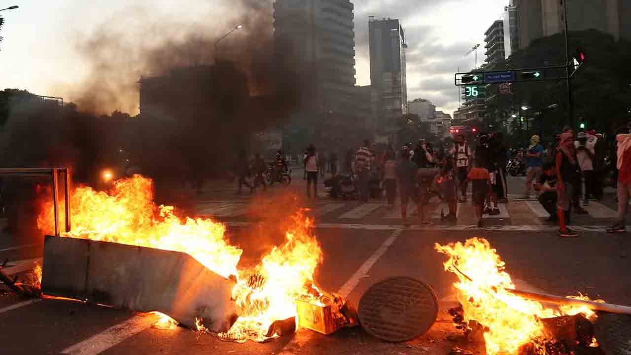 Venezuela violence | అధ్యక్ష ఎన్నికకు వ్యతిరేకంగా వెనిజులాలో ఆందోళనలు.. పోలీస్‌ కాల్పుల్లో 11 మంది మృతి