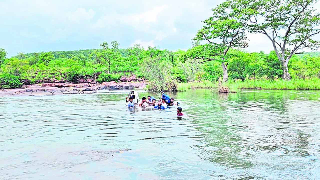 గుట్టలెక్కి.. వాగులు దాటి