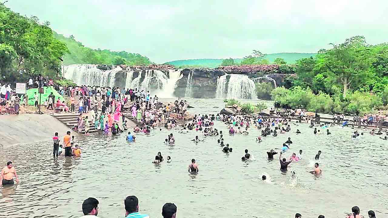 బొగత జలపాతానికి భారీగా పర్యాటకులు