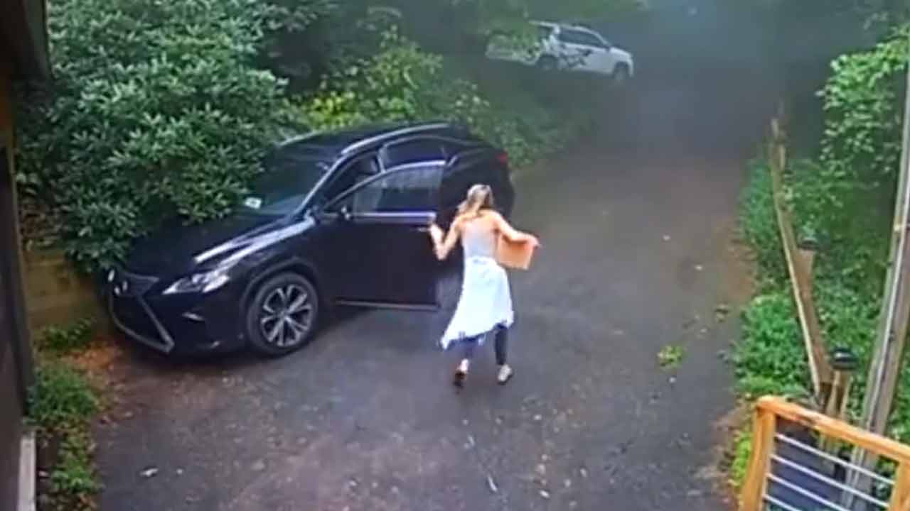 Viral Video | ఇంటి ముందున్న కారులో వెరైటీ సౌండ్స్‌.. ఏందా అని చూసిన యువతికి మైండ్ బ్లాక్‌..!