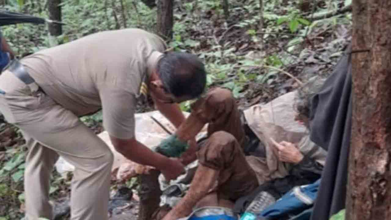Woman Chained In forest | అడవిలో మహిళ ఆర్తనాదాలు.. గొలుసులతో చెట్టుకు కట్టేసిన ఆమెను   కనుగొన్న పోలీసులు