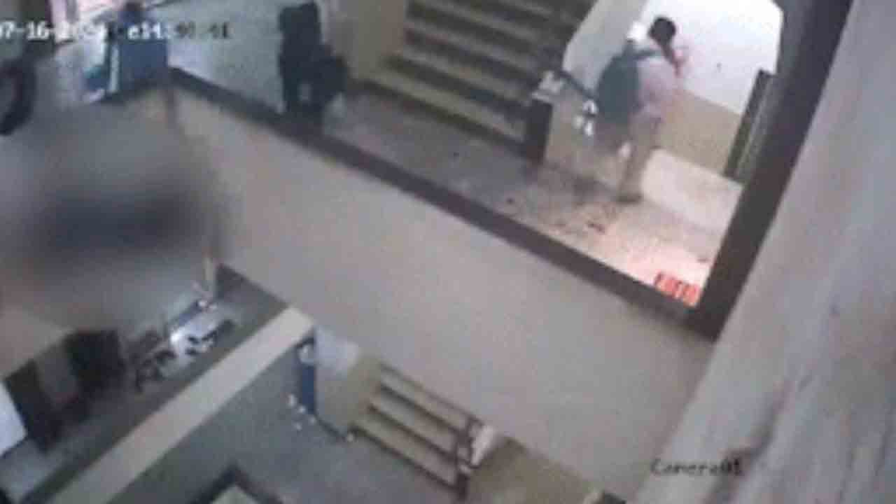 Watch: ఫ్రాంక్‌ చేయబోయిన వ్యక్తి.. మూడో అంతస్తు నుంచి కింద పడి మహిళ మృతి