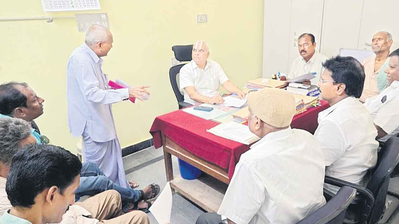 అవినీతి కూపం.. డీసీఎంఎస్‌