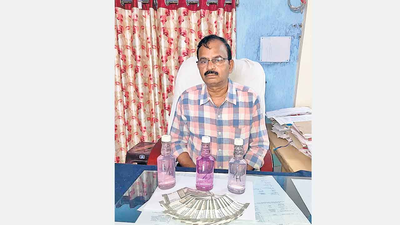 నాలా కన్వర్షన్కు 8 వేలు లంచం