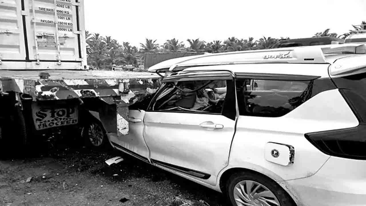 Raod Accident | ఏలూరులో ఆగిఉన్న కంటైనర్‌ను ఢీకొట్టిన కారు.. నలుగురు హైదరాబాద్‌ వాసులు మృతి