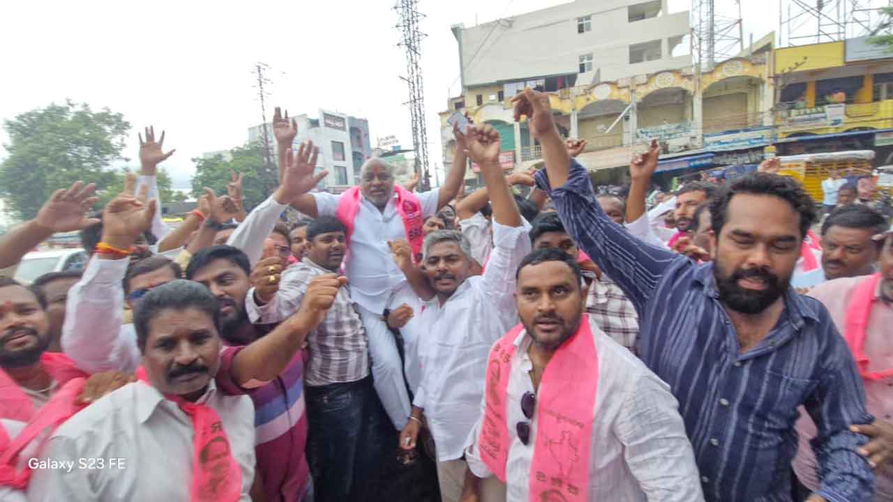 Adilabad | అదిలాబాద్ మున్సిపాలిటీ వైస్ చైర్మన్‌పై నెగ్గిన అవిశ్వాసం
