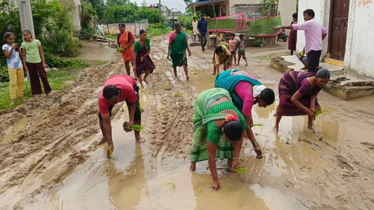 Nirmal | రోడ్లపై నాట్లు వేసి గ్రామస్తుల నిరసన.. నిర్మల్ జిల్లాలో ఘటన