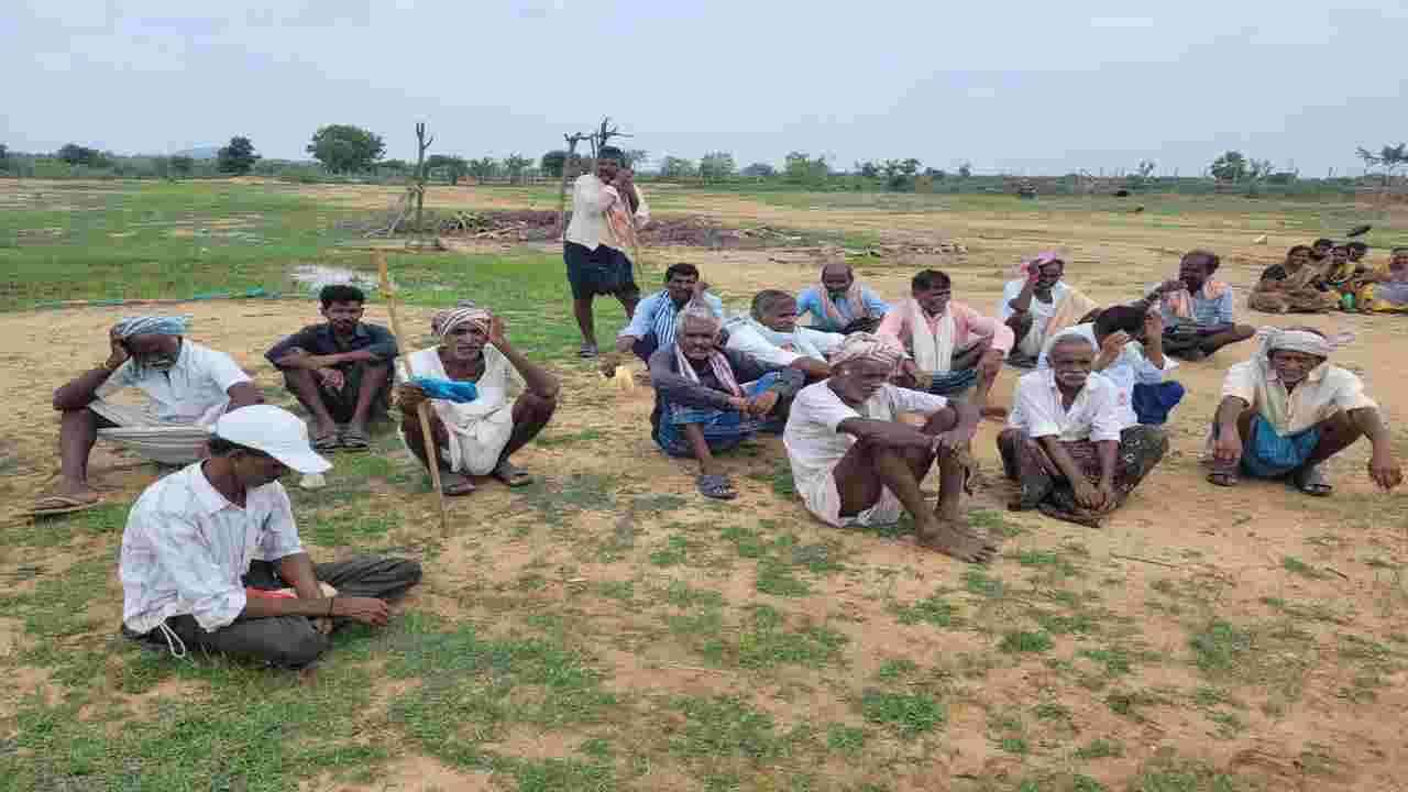 Asifabad | దర్వాజలకు అడవి కలప వాడారంటూ 30 వేలు డిమాండ్.. ఎడ్లను అమ్మి లంచం కట్టిన ఆదివాసీలు!