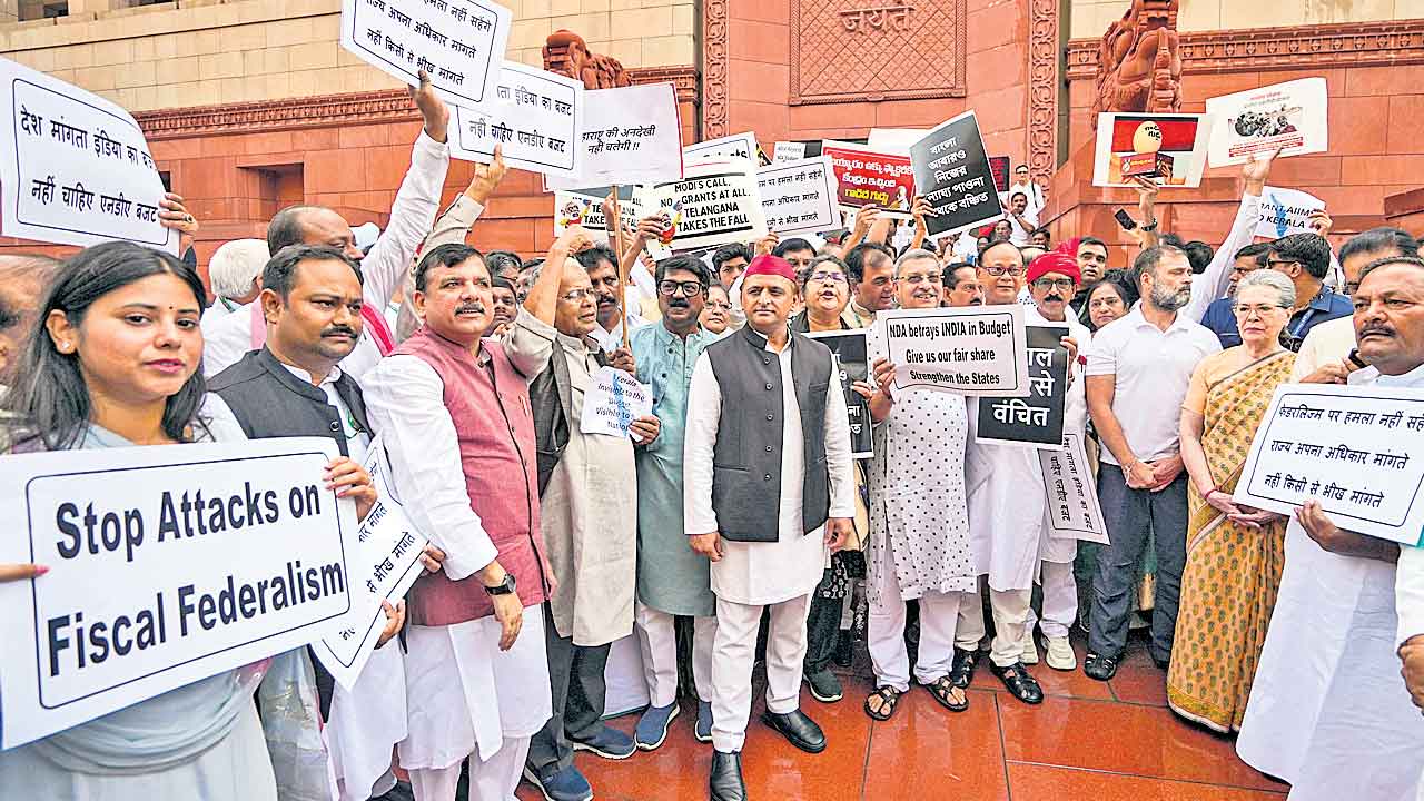 Akhilesh Yadav | అధికారాన్ని నిలుపుకునేందుకే ప్యాకేజీలు: అఖిలేశ్ యాదవ్