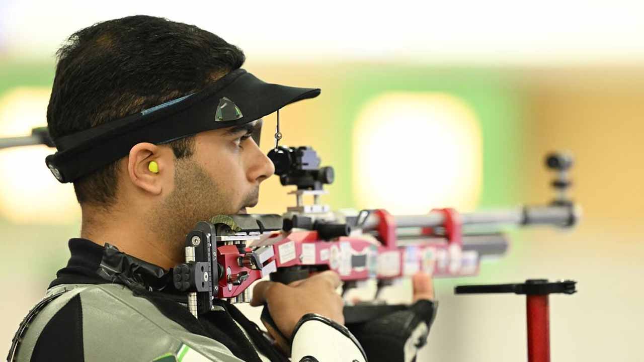 Paris Olympics: 10 మీట‌ర్ల ఎయిర్ రైఫిల్ ఫైన‌ల్లోకి అర్జున్‌..  మ‌రికాసేప‌ట్లో ఈవెంట్