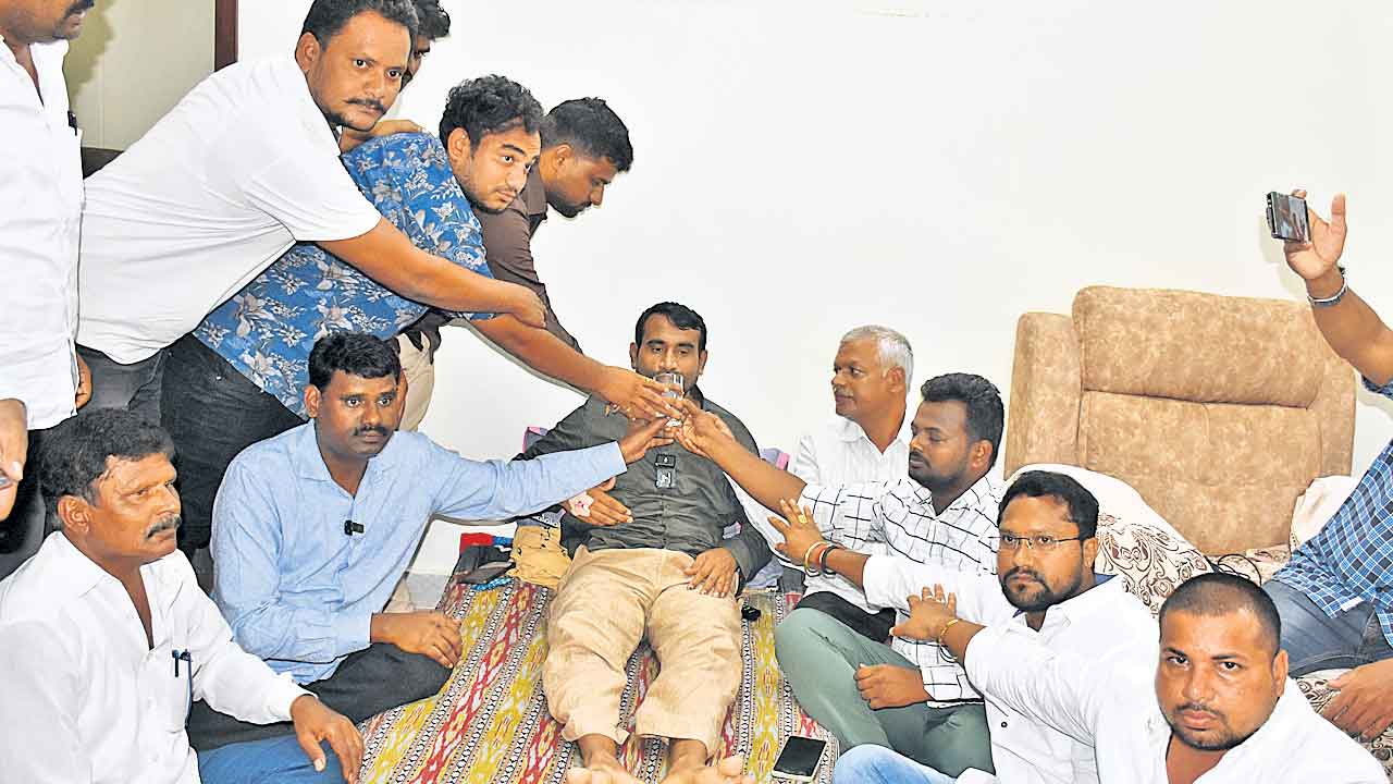 నిరాహార దీక్షను విరమించిన అశోక్‌