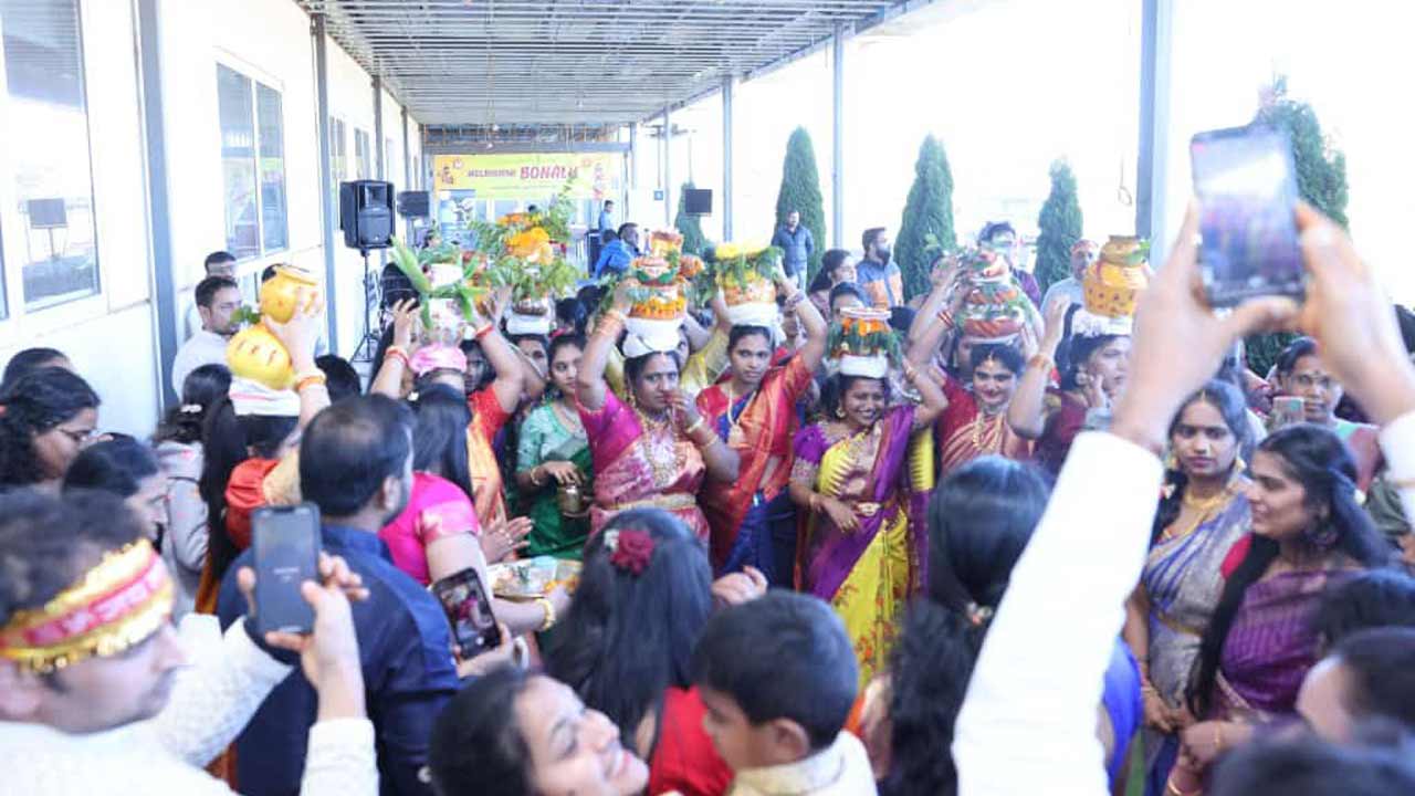 Australia | ఆస్ట్రేలియాలో ఘనంగా బోనాల పండుగ.. మొక్కులు చెల్లించుకున్న తెలంగాణ మహిళలు