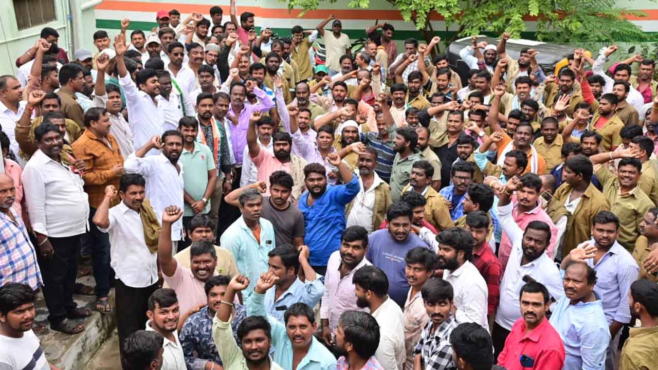 Autodrivers protest | ఖమ్మం కాంగ్రెస్‌ ఆఫీస్‌ ఎదుట ఆటోడ్రైవర్ల నిరసన