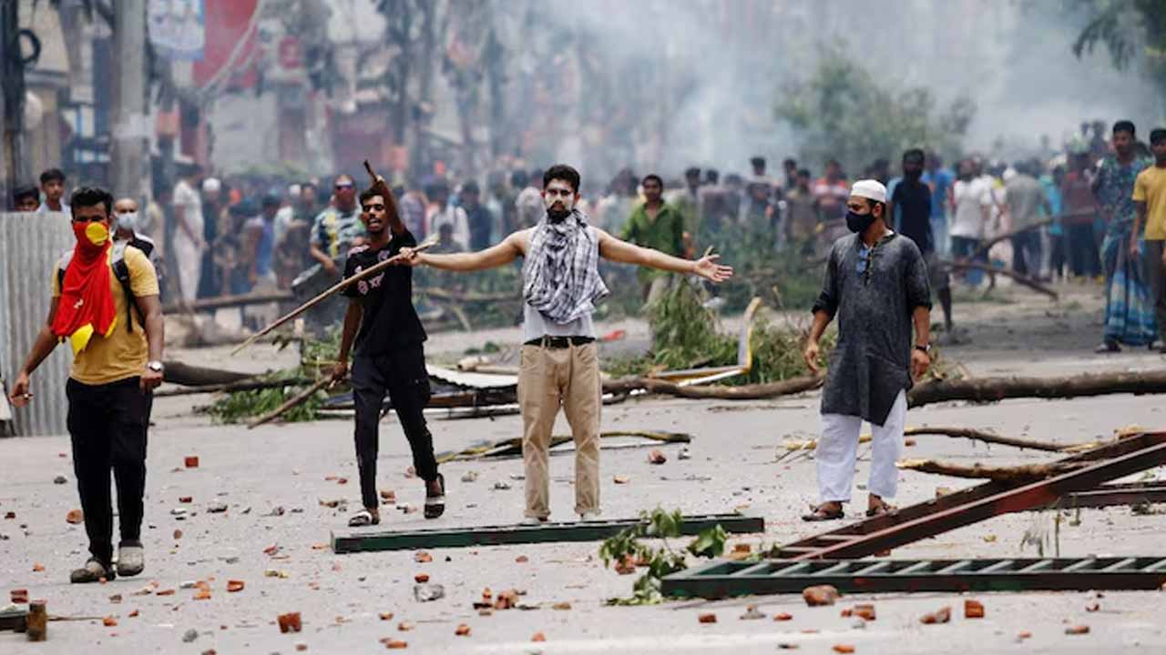 Bangladesh curfew: బంగ్లాదేశ్‌లో క‌ర్ఫ్యూ.. 105కు చేరిన మృతుల సంఖ్య‌