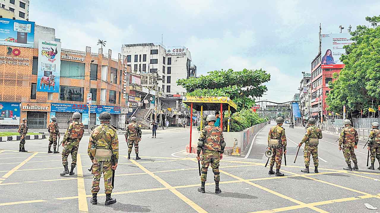 Bangladesh | చల్లారని రిజర్వేషన్ల వ్యతిరేక ఉద్యమం.. బంగ్లాదేశ్‌లో కనిపిస్తే కాల్చివేత