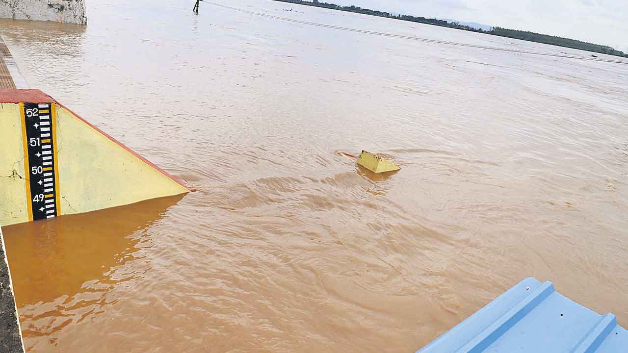 Godavari River | ఉగ్ర గోదావరి.. భద్రాచలం వద్ద రెండో ప్రమాద హెచ్చరిక జారీ