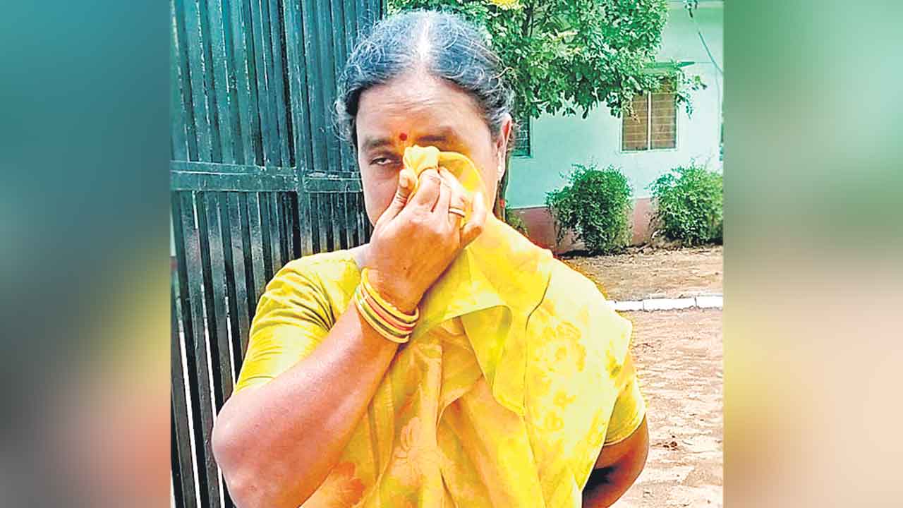 ఇంట్లో పనిచేయలేదని సస్పెన్షన్‌ వేటు