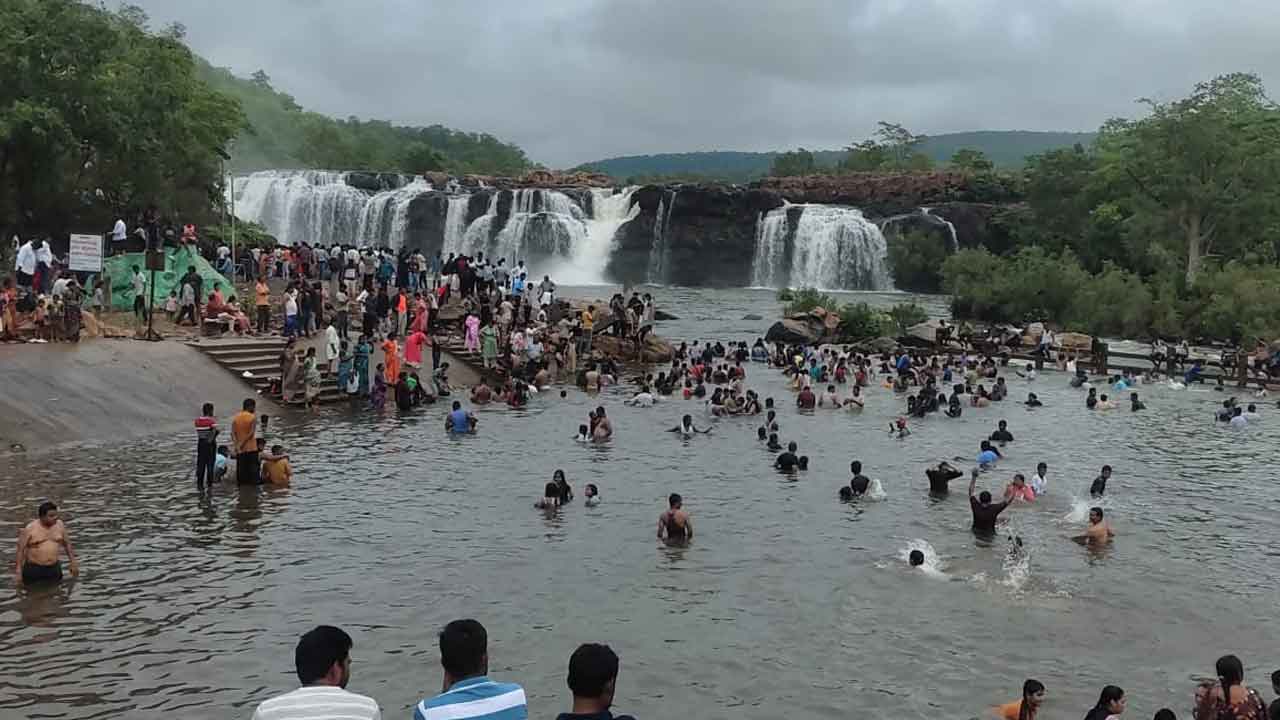 Bogotha Waterfall | బొగత జలపాతం వద్ద పర్యాటకుల సందడి
