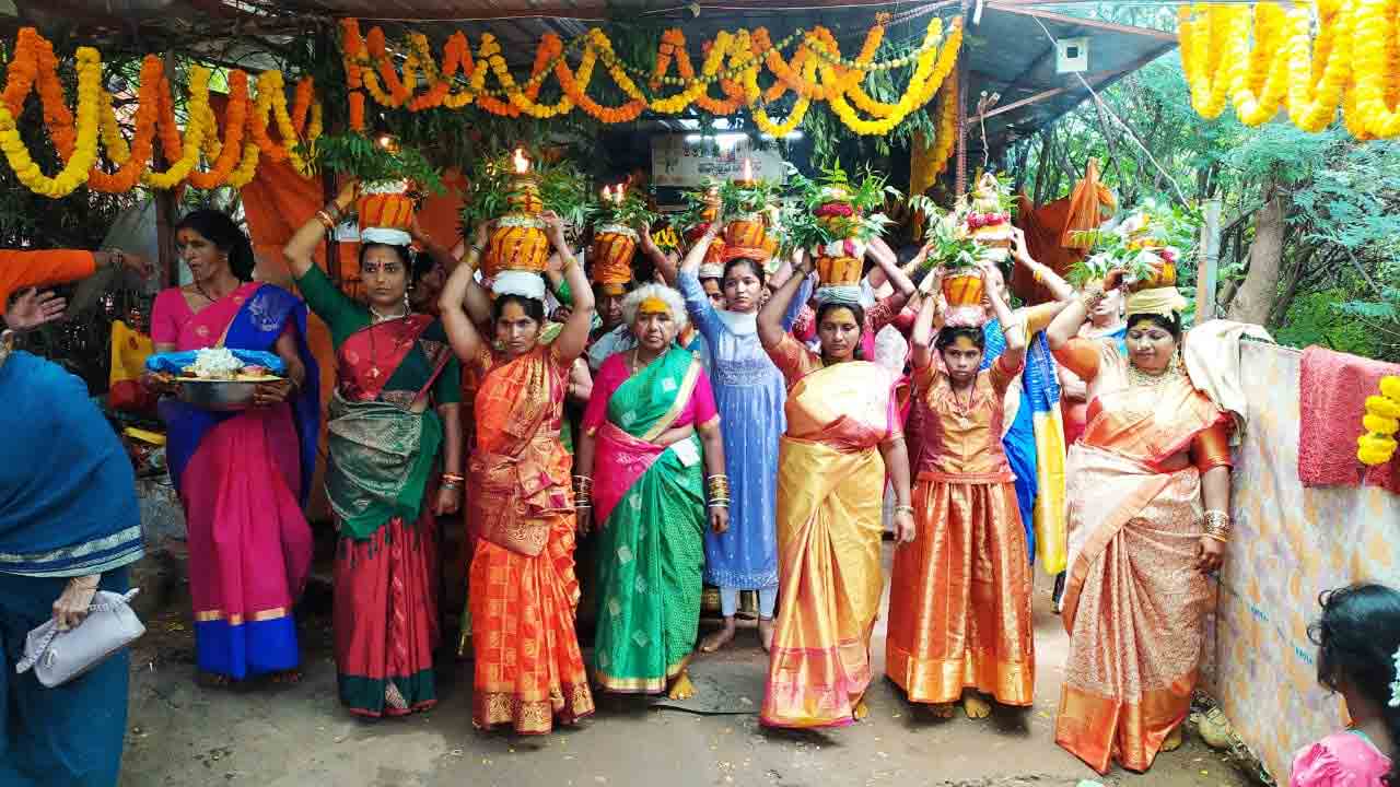 Srisailam | శ్రీశైలంలో ఆషాఢ బోనాలు.. గ్రామదేవత మహిశాసురమర్ధిని అమ్మవారికి బోనం సమర్పణ