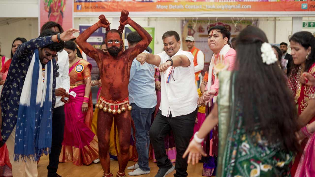 London Bonalu | లండన్‌లో ఘనంగా టాక్ బోనాల జాతర.. ప్రత్యేక ఆకర్షణగా పోతురాజు విన్యాసాలు