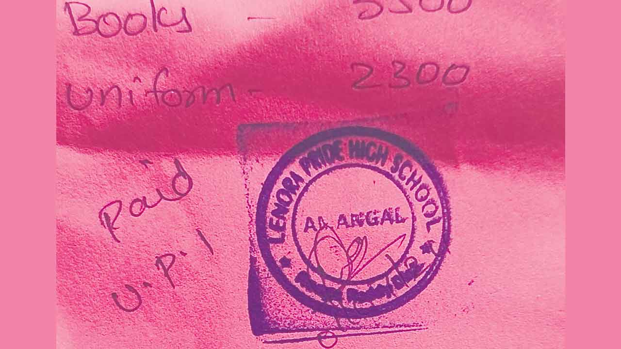 యథేచ్ఛగా ప్రైవేటు పాఠశాలల్లో పాఠ్యపుస్తకాల అమ్మకాలు