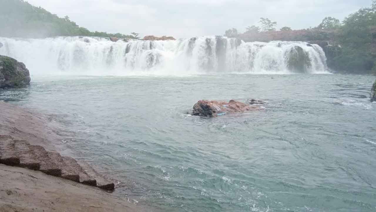 Bogotha Waterfall | పరవళ్లు తొక్కుతున్న బొగత జలపాతం.. పర్యాటకుల సందడి