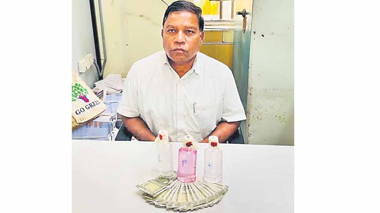 ఏసీబీకి చిక్కిన ఏఈ