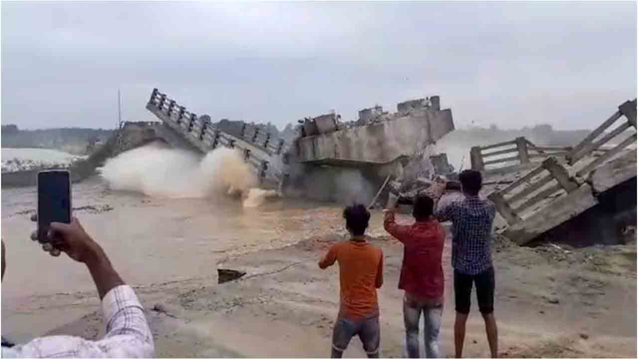 Bihar | రెండు వారాల్లో కుప్పకూలిన 12 వంతెనలు : 11 మంది ఇంజనీర్లపై సస్పెన్షన్‌ వేటు