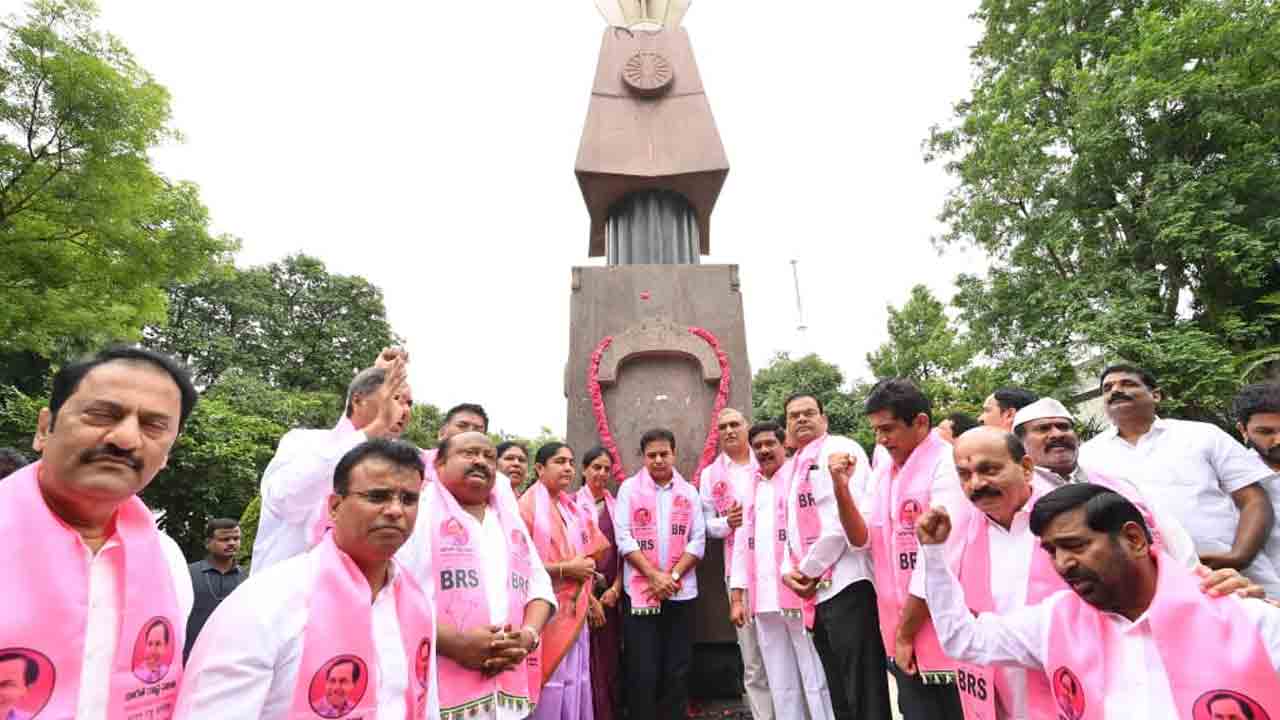 BRS MLAs | గ‌న్ పార్కు వ‌ద్ద అమ‌ర‌వీరుల స్థూపానికి బీఆర్ఎస్ ఎమ్మెల్యేలు నివాళి
