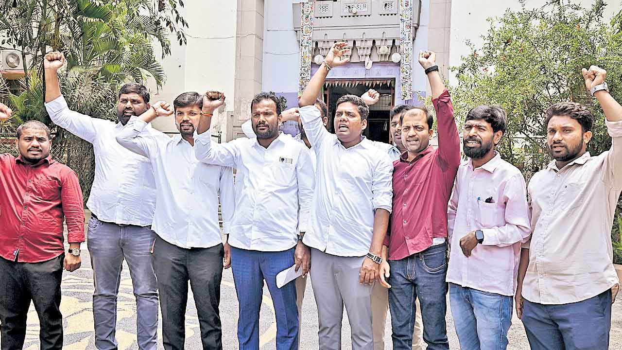 మానవతారాయ్‌ అటెండర్‌ కాలేడు!