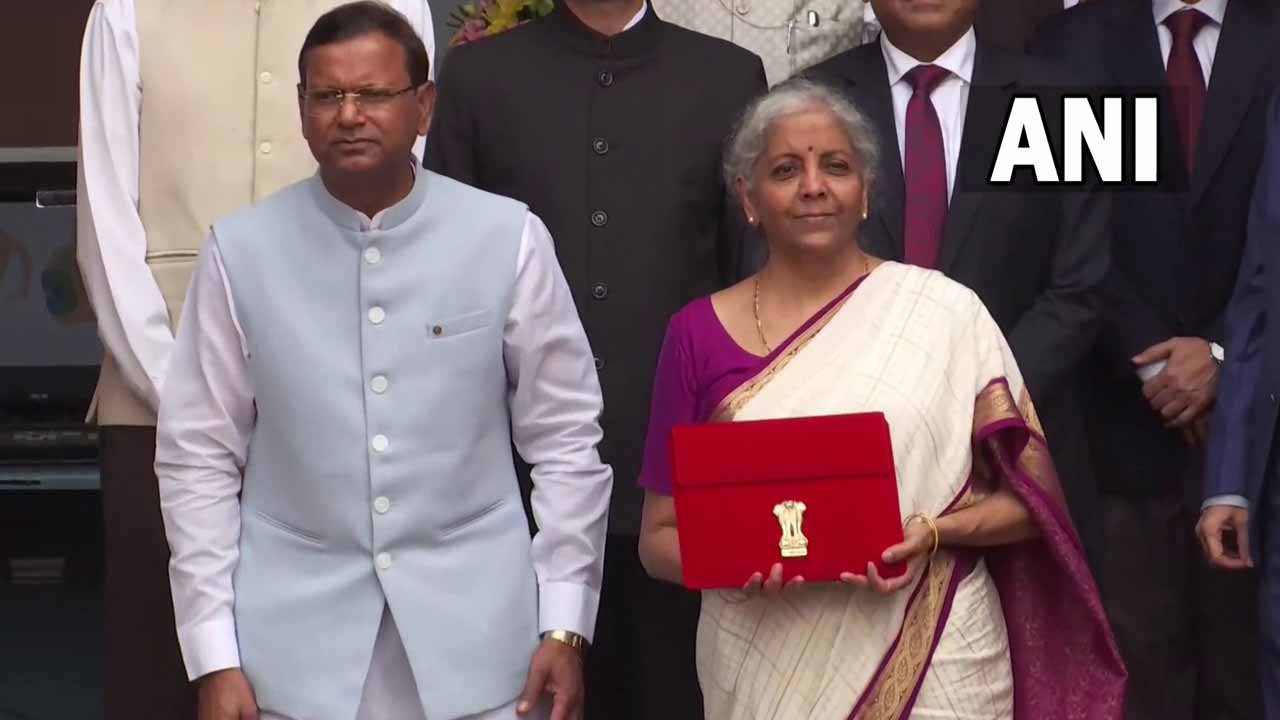 Nirmala Sitharaman: బ‌హీఖాతా ట్యాబ్లెట్‌తో కేంద్ర మంత్రి నిర్మ‌లా సీతారామ‌న్‌