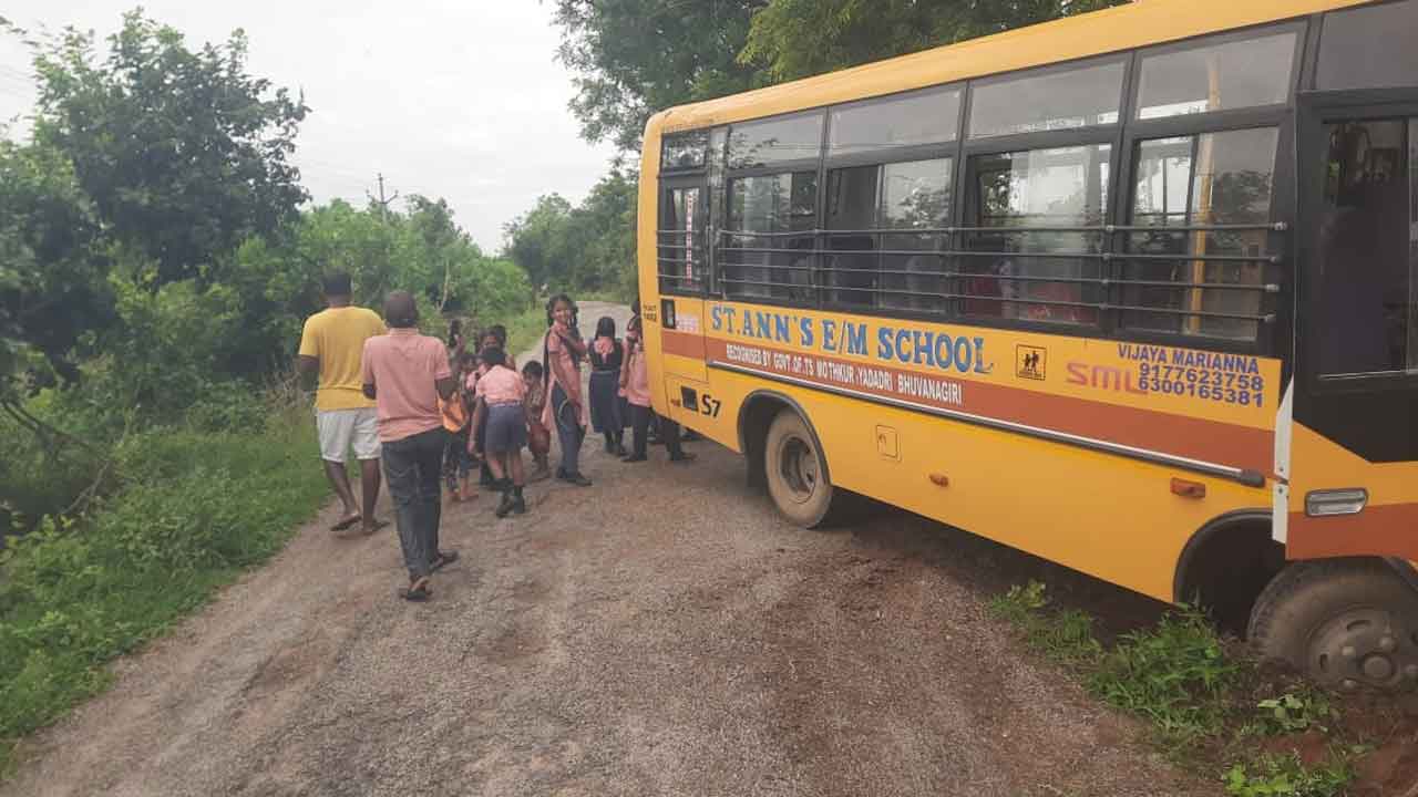 School bus | రన్నింగ్‌లో ఊడిపోయిన స్కూల్‌ బస్‌ స్టీరింగ్‌.. బస్సులో 17 మంది విద్యార్థులు
