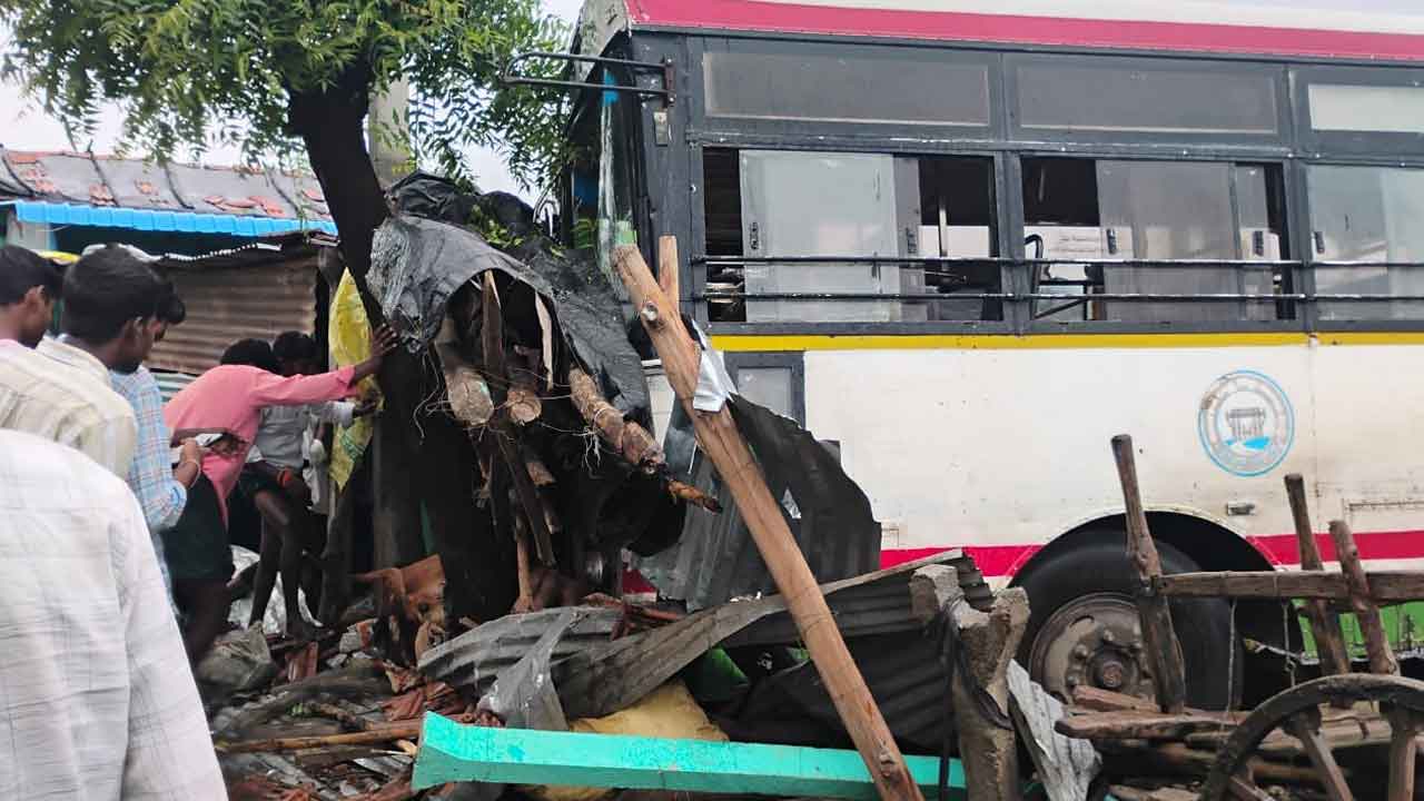 RTC Bus | అదుపుతప్పి పశువుల కొట్టంలోకి దూసుకెళ్లిన ఆర్టీసీ బస్సు