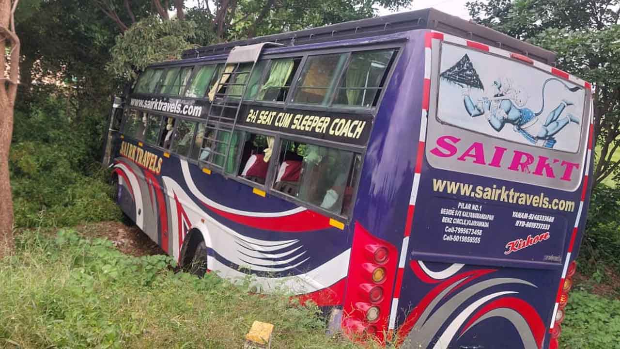 Suryapet | బస్ డ్రైవర్‌కు ఫిట్స్‌.. చెట్ల పొదల్లోకి దూసుకెళ్లిన ట్రావెల్‌ బస్సు