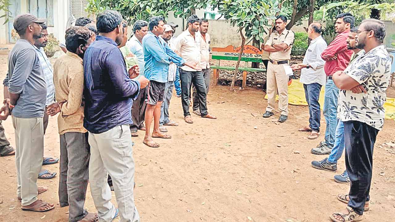 వేతనాల కోసం భగీరథ కార్మికుల ఆందోళన