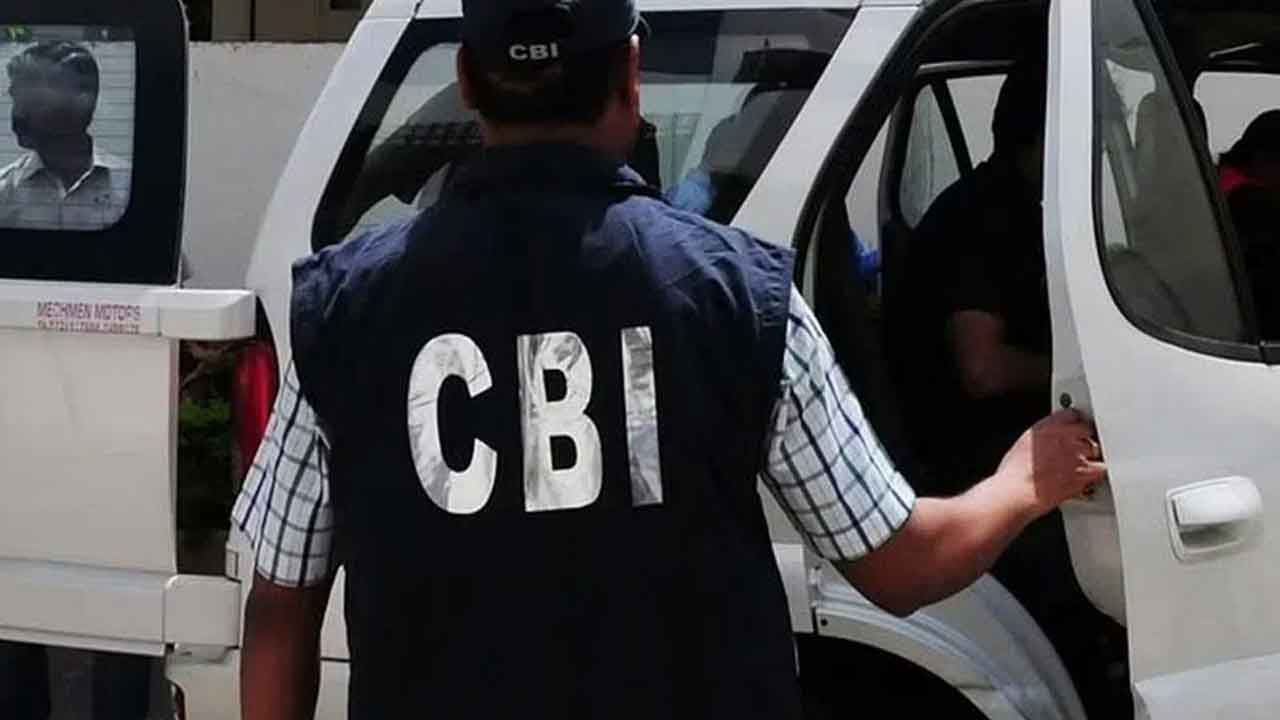 కస్టమ్స్‌ అధికారుల ఇండ్లలో సీబీఐ సోదాలు