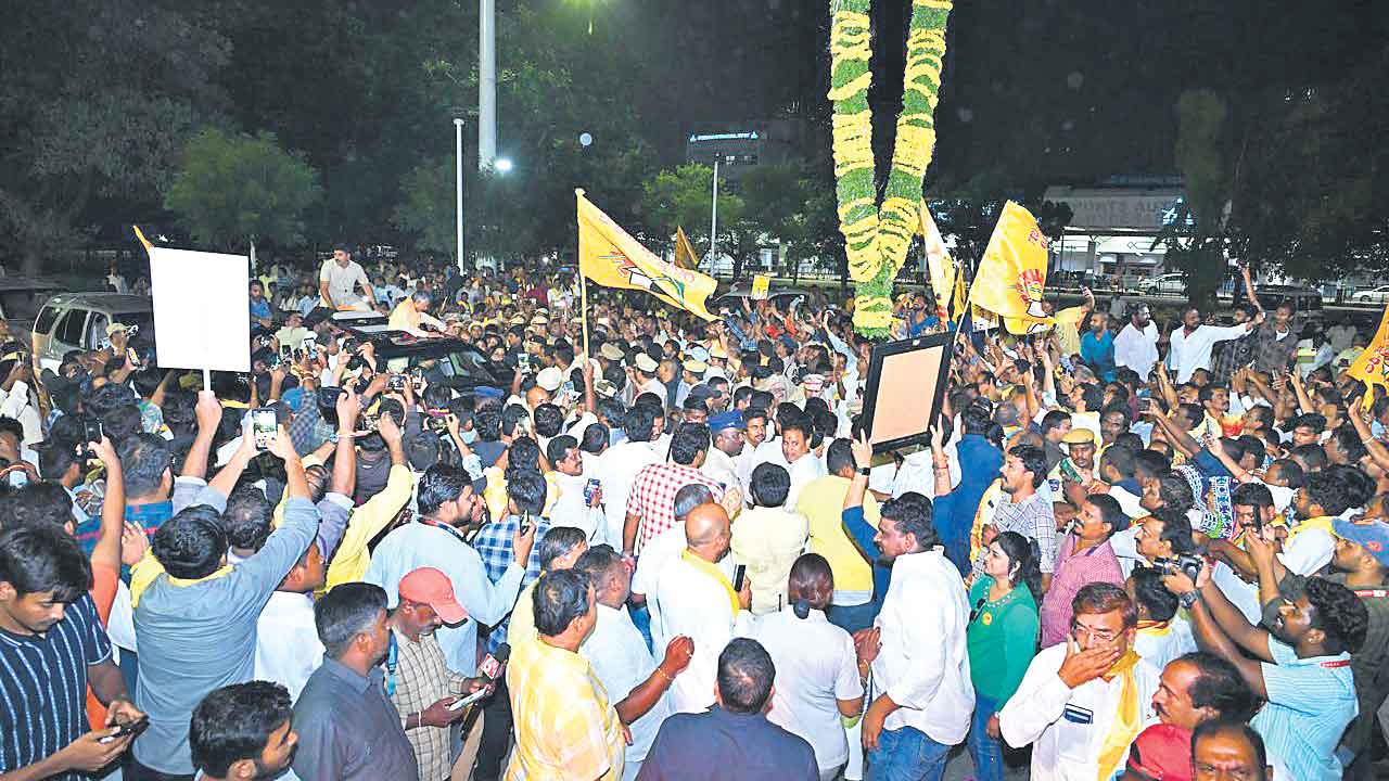 Chandrababu Naidu | చంద్రబాబుకు స్వాగతం.. హైదరాబాద్‌లో తెలుగు తమ్ముళ్ల హడావుడి