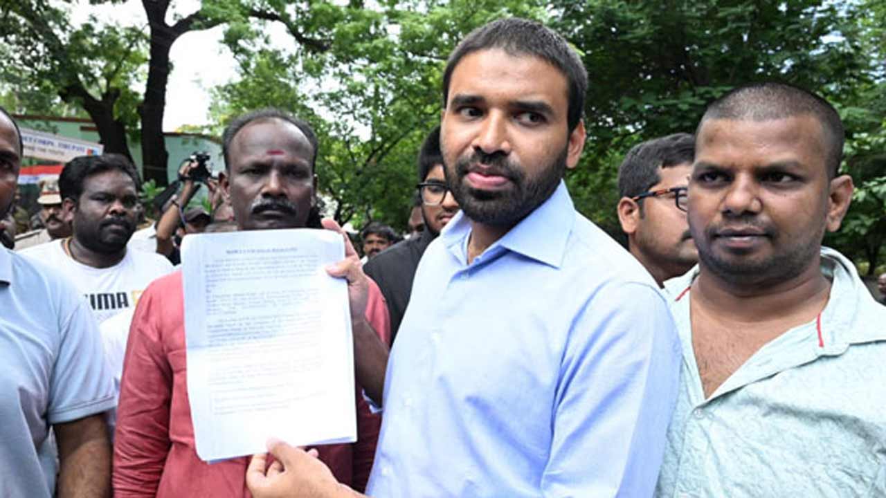 Chevireddy Mohith Reddy | చెవిరెడ్డి భాస్కర్‌ రెడ్డి కుమారుడు అరెస్టు.. దుబాయ్‌ వెళ్తుండగా ఎయిర్‌పోర్టులో అదుపులోకి తీసుకున్న పోలీసులు