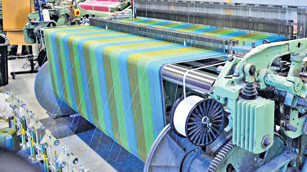 మెగా పవర్‌లూం క్లస్టర్‌ను సిరిసిల్లకు తీసుకురావాలి